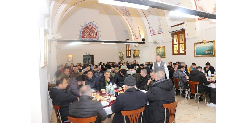 Nuruosmaniye Kur'an Kursu'nda iftar geleneÄŸi sürüyor